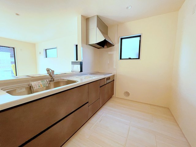 新築戸建・新築建売　安積笹川第13　第三小・第二中のキッチン|カウンター越しに会話が弾み、家族とのつながりを感じられる対面キッチンです！