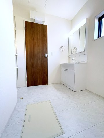 新築戸建・新築建売　安積笹川第13　第三小・第二中の洗面所|三面鏡洗面台で朝の身支度もしやすい＆収納力も◎洗面台に物を置かずすっきり清潔に保つことができます！