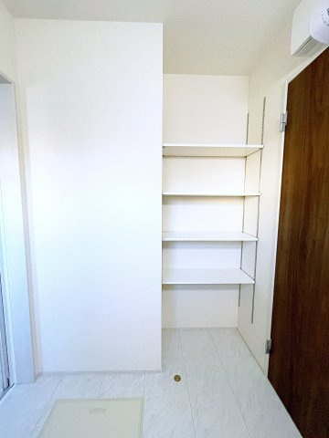 新築戸建・新築建売　安積笹川第13　第三小・第二中の収納|可動式の棚があるのでタオルや着替えなどを置くことができます！