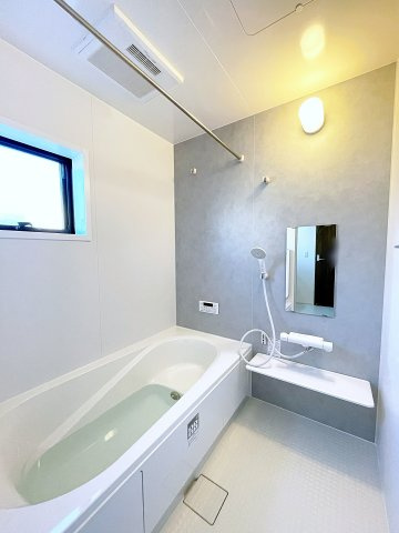 新築戸建・新築建売　安積笹川第13　第三小・第二中の浴室|浴室乾燥機付きで小窓がついているので簡単に換気が可能です！洗濯物干しもできるので便利！