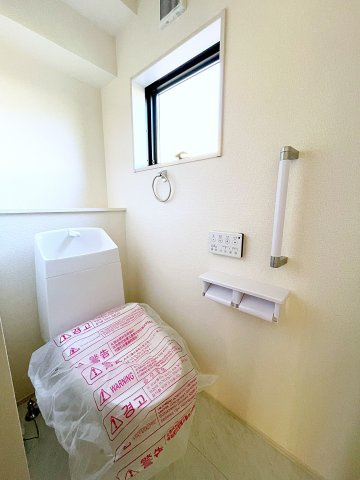 新築戸建・新築建売　安積笹川第13　第三小・第二中のトイレ|白を基調としており小窓で換気ができるので清潔感のある空間。ペーパーホルダーが2つあるのも便利です！