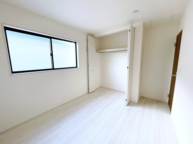 新築戸建・新築建売　安積笹川第13　第三小・第二中の洋室|5.3帖の洋室（西側）はシンプルなので色々なテイストのインテリアも合いそうですね！