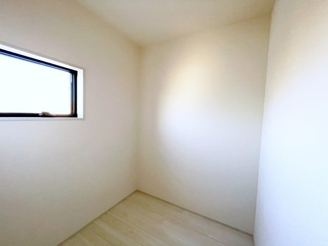 新築戸建・新築建売　安積笹川第13　第三小・第二中の収納|2階のストレージルーム　小窓がついているので明るく換気も可能！収納はもちろん書斎などのにも◎