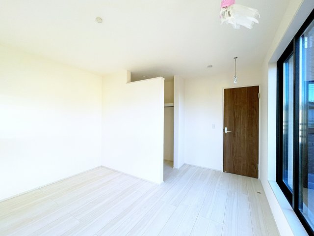 新築戸建・新築建売　安積笹川第13　第三小・第二中の洋室|7.5帖の洋室は主寝室としてご夫婦の部屋におすすめです！2面採光で明るい空間♪
