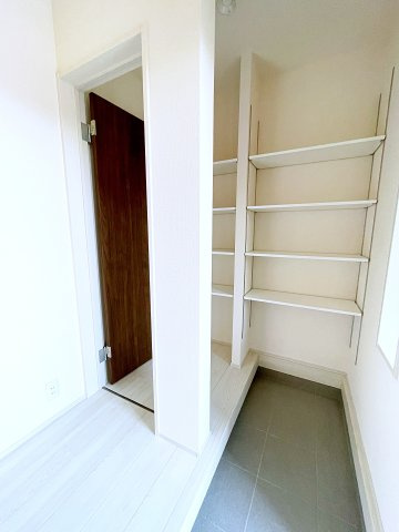 新築戸建・新築建売　安積笹川第13　第三小・第二中の玄関|SC付きで収納豊富な玄関！白を基調としており清潔感のある玄関です。