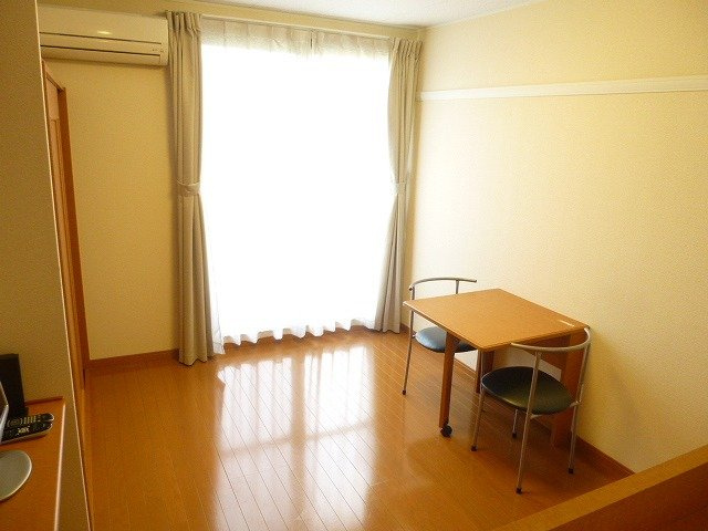 レオパレス箱田町Ｋ＆Ｋの居間・リビング|造り付けベッド下部は収納になっています♪