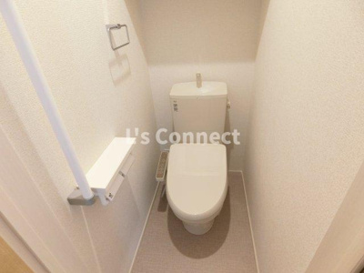 【トイレ】 | ル・クルールⅠ | 温水洗浄便座付きのトイレ。