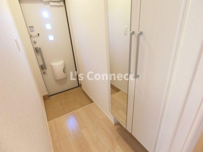 【玄関】 | ル・クルールⅠ | 背の高い下駄箱には鏡付きで身だしなみチェック。