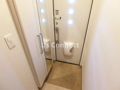 【玄関】 | ル・クルールⅡ | 背の高い下駄箱には鏡付きで身だしなみチェック。