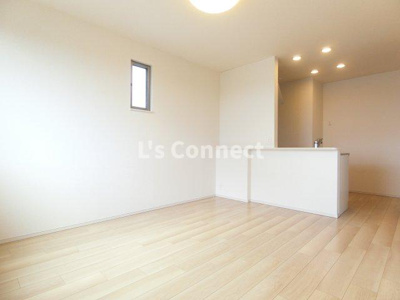 【居間・リビング】 | ル・クルールⅡ | 角部屋で２面に窓があります。