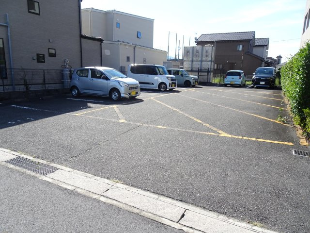 サンロイヤル大井の駐車場