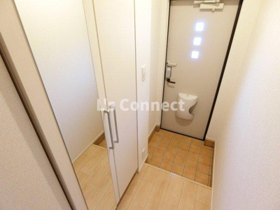 【玄関】 | ベルフィミーモ栗原Ⅰ | 背の高い下駄箱には鏡付きで身だしなみチェック。