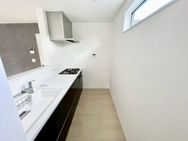 東御市県のキッチン|対面式のキッチンが特徴のLDK！リビングの様子を見ながら料理ができお子様のいるご家庭でも安心です♪