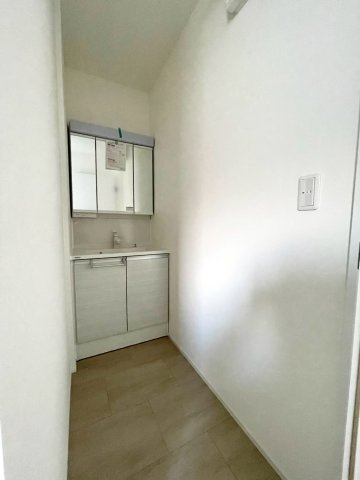 東御市県の独立洗面台|鏡の裏には収納スペース付き！