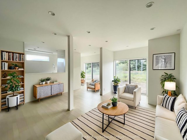 東御市県の居間・リビング|大きな窓で日当たり良好♪広いリビングはご家族でゆっくりくつろぎたい方にオススメです！　※ CGで家具を配置しています