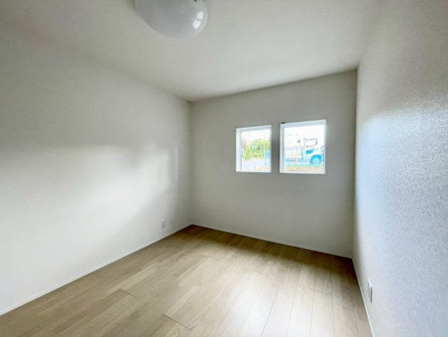 東御市県の洋室|日当たり風通しともに良好！明るく朝を迎えられるつくりになっています♪