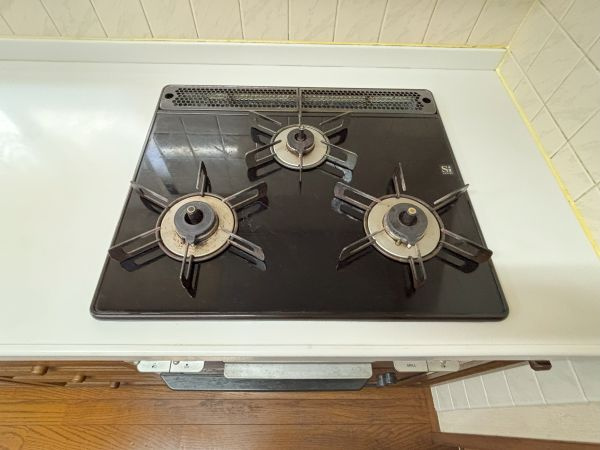 三口のガスコンロなので、調理が捗ります。