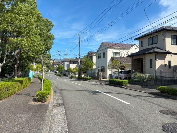 西側は公園や調整池になっており、住宅はありません。