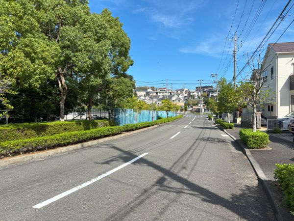 道路を挟んで広い栗木公園があります。複合すべり台などの遊具もあります。