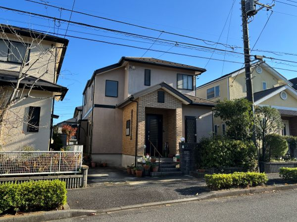 街並みに合った落ち着いた色合いの建物外観です。