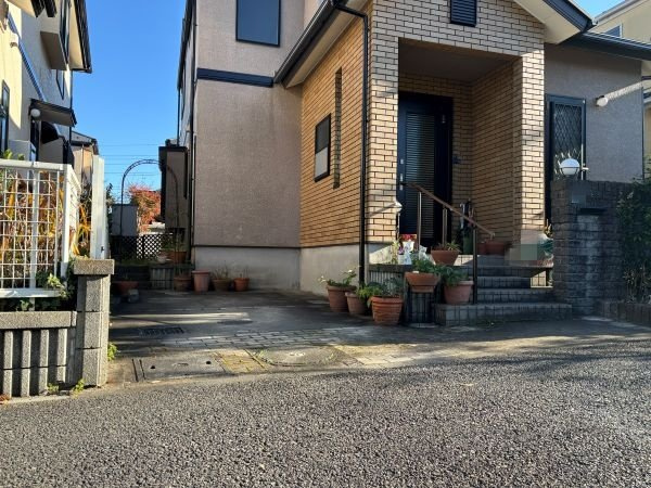 植栽が配置された歩道部分。