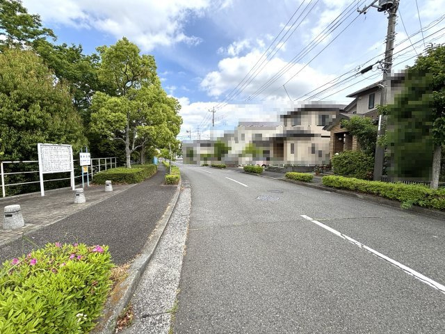 玄関を出たら目の前が公園。お子様がいるご家庭にはうれしい立地です。