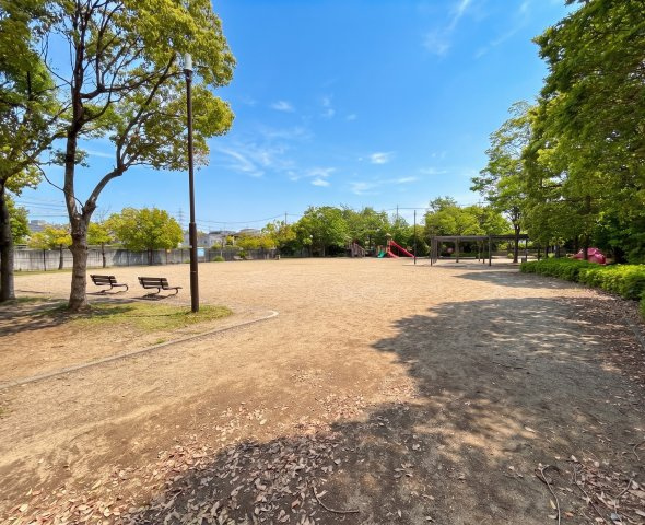 公園内は遊具と広大な広場があります。