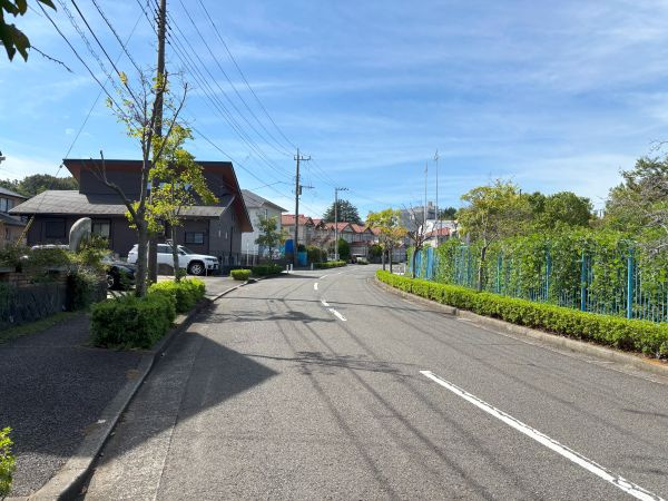 約12ｍの前面道路。開放感があります。