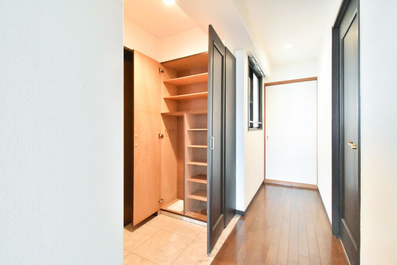 シティマンション久留米Ⅴの玄関|シューズボックス付きの玄関です☆