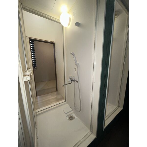 H・Y Office Bldgの玄関