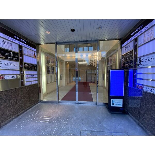 サン・タウン名駅三丁目ビルのエントランス