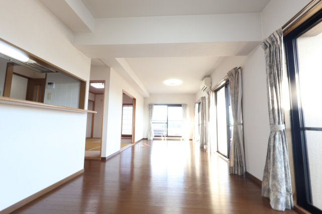 ヴェルナール松江の居間・リビング|リビングは20.4帖あり、ゆったりとした空間です