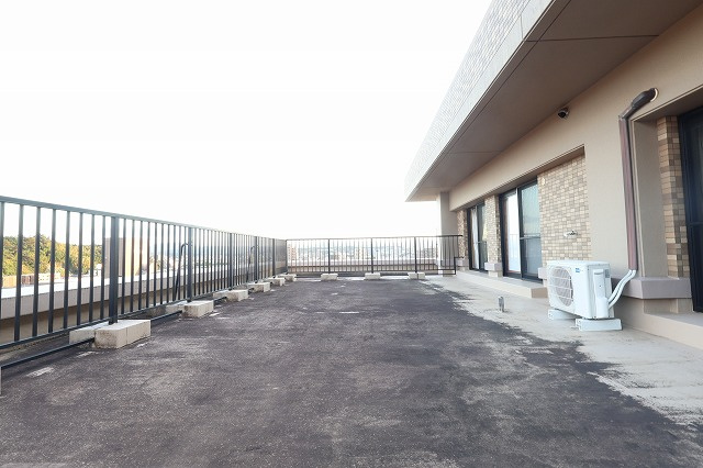 ヴェルナール松江のバルコニー|開放的で明るい空間を演出してくれるルーフバルコニーです