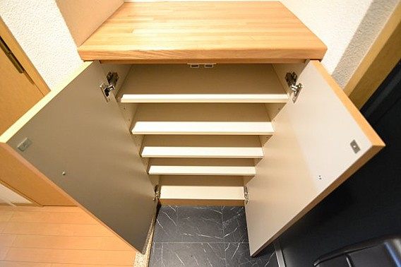 プレサンス神戸三宮の玄関