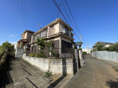 【前面道路含む現地写真】 | 上山口　中古戸建　 | この道路付けがとても開放感を感じさせます。
