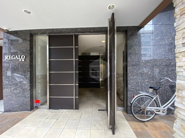 レガーロ布施のエントランス