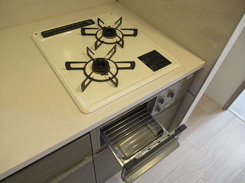 ライオンズ横濱関内レジデンスのキッチン|グリル付きコンロ