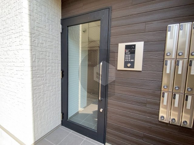 ノイヴェル長瀬のエントランス