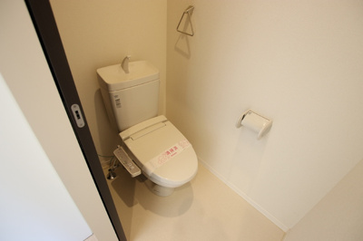 【参考写真】トイレには快適な温水洗浄便座付き