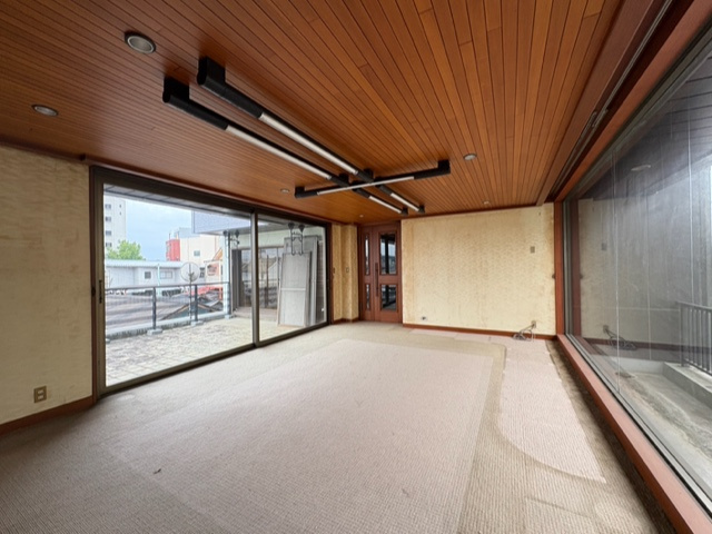 キナリビルの洋室