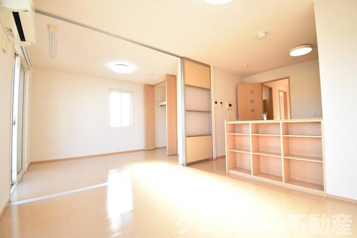 フォンテーヌ金倉 B棟の居間・リビング|ＬＤＫ１０．５帖～洋室５．７帖