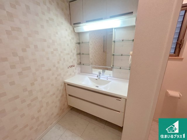 神戸市須磨区須磨浦通　中古一戸建ての独立洗面台|清潔感のある洗面台です。フラットな鏡は掃除がしやすく毎日清潔！鏡裏には収納があるのでスッキリとした洗面台が保てます。