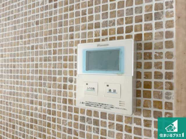 神戸市須磨区須磨浦通　中古一戸建ての発電・温水設備|給湯器リモコン（LDK側）ボタン一つでお風呂のお湯はり・追い炊き可能！便利な呼び出し機能付き！表示文字が大きく読みやすい有機ＥＬを採用！どの角度からも見やすくなっています。