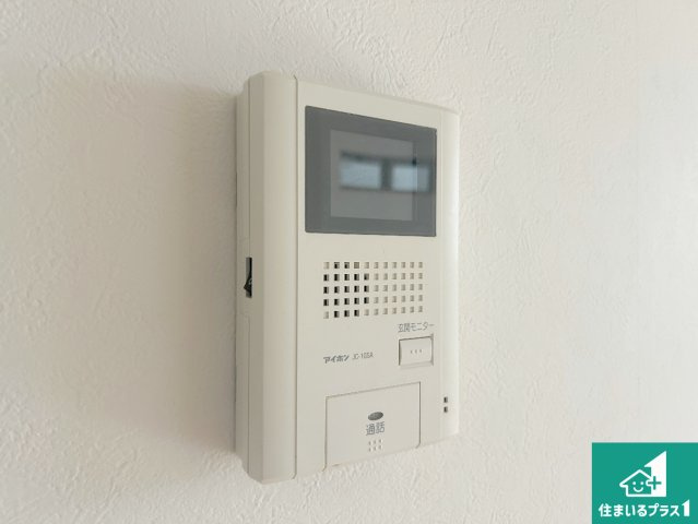 神戸市須磨区須磨浦通　中古一戸建ての防犯設備|カラーモニターインターホン！声だけでなく来訪者の姿や顔がモニターで確認できるので、小さなお子様がいらっしゃるご家庭でも安心できます！