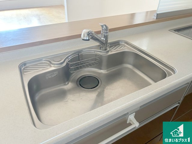 神戸市須磨区須磨浦通　中古一戸建ての設備|蛇口の先端に浄水器を内蔵しています！原水と浄水、お湯と冷水、シャワーの切替えがワンタッチなので用途によって使い分けられます。