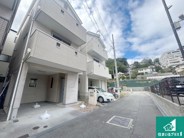 神戸市須磨区須磨浦通　中古一戸建ての前面道路含む現地写真|周辺は閑静な住宅街！前面道路広々で車の出し入れも便利です。駐車が苦手な方でも安心して車庫入れできます！