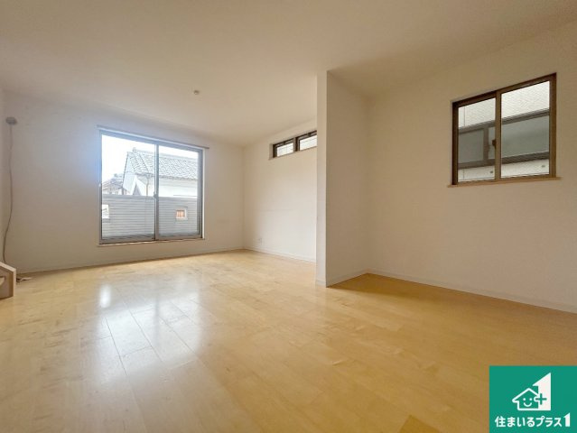 神戸市須磨区須磨浦通　中古一戸建ての居間・リビング|日当たり良好の明るいリビングで朝の目覚めもスッキリできそう！対面キッチンでご家族のコミュニケーションも自然と増える設計！小さなお子様が遊ぶスペースを作っても広々とくつろげるLDK！