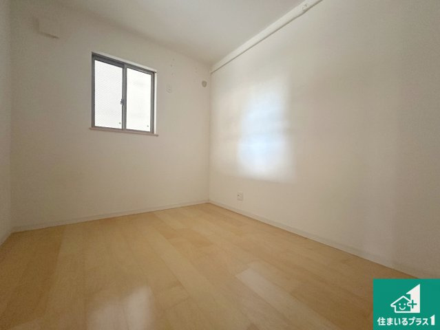 神戸市須磨区須磨浦通　中古一戸建ての洋室|シンプルな洋室は、自分好みのインテリアが楽しめます♪ご家族とインテリアや家具を選びに行くのは物件購入時の醍醐味の一つです。ぜひお楽しみください♪