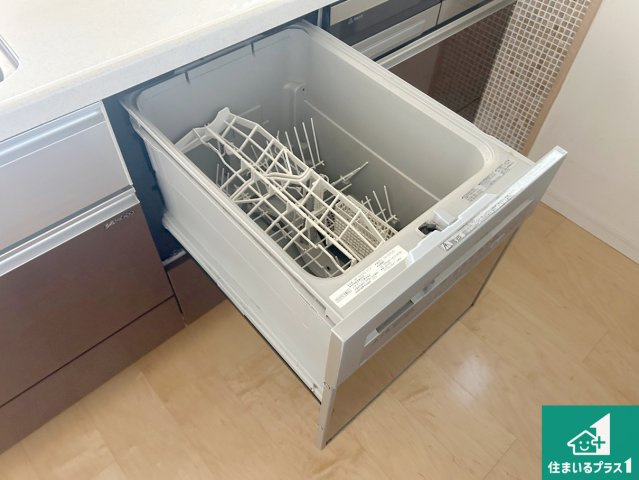 神戸市須磨区須磨浦通　中古一戸建ての設備|食事後の一仕事、食器洗いをボタン一つでお任せできちゃいます！場所を取らないビルトイン式なので、お料理スペースもしっかり確保！