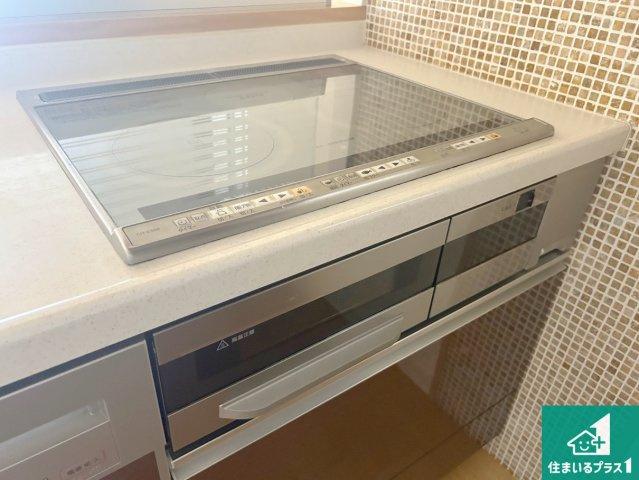 神戸市須磨区須磨浦通　中古一戸建ての設備|火を使わないので、安心なＩＨコンロ！でこぼこが無い構造なので、掃除もしやすく清潔に保てます！